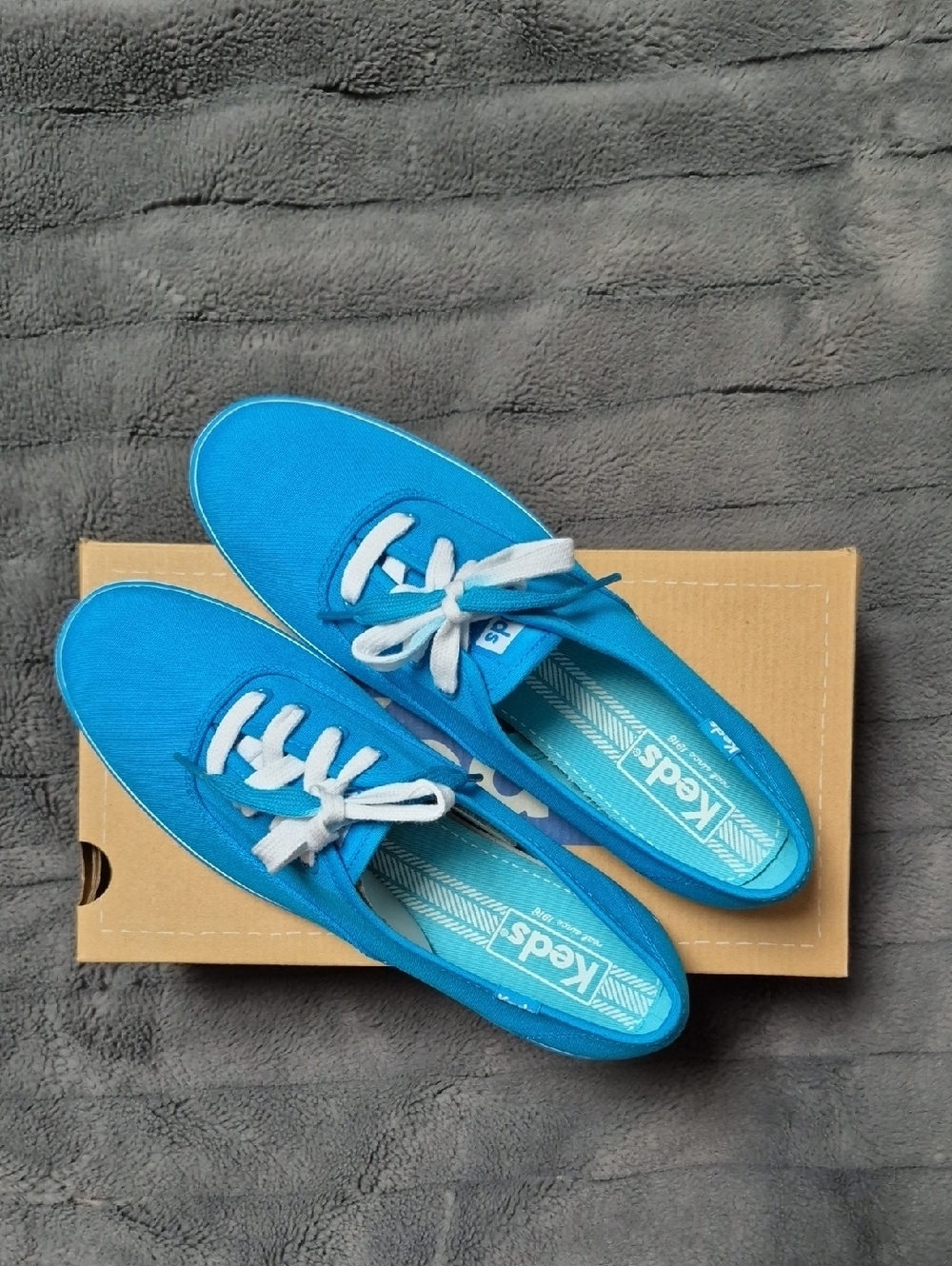 Keds Size 8 in Vivid Blue With Ombre Shoe Laces, New In Box